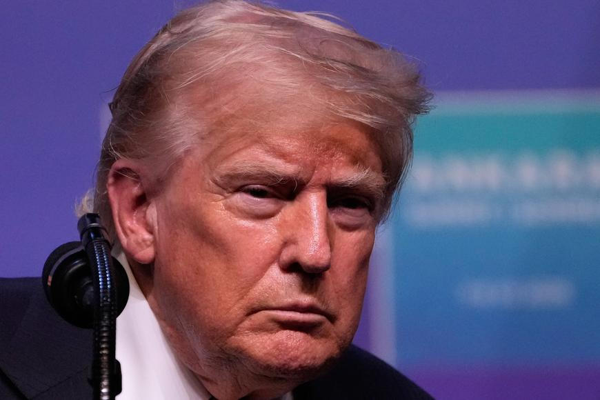 „Na Írán míří tisíce raket.“ Trump hrozí krutou odvetou kvůli výzvám k jeho zabití na pohřbu Chameneího