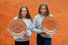 Po Roland Garros (na snímku) ovládly Jana Kovačková s Kateřinou Zajíčkovou čtyřhru juniorek i na Wimbledonu.