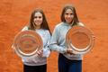 Po Roland Garros (na snímku) ovládly Jana Kovačková s Kateřinou Zajíčkovou čtyřhru juniorek i na Wimbledonu.