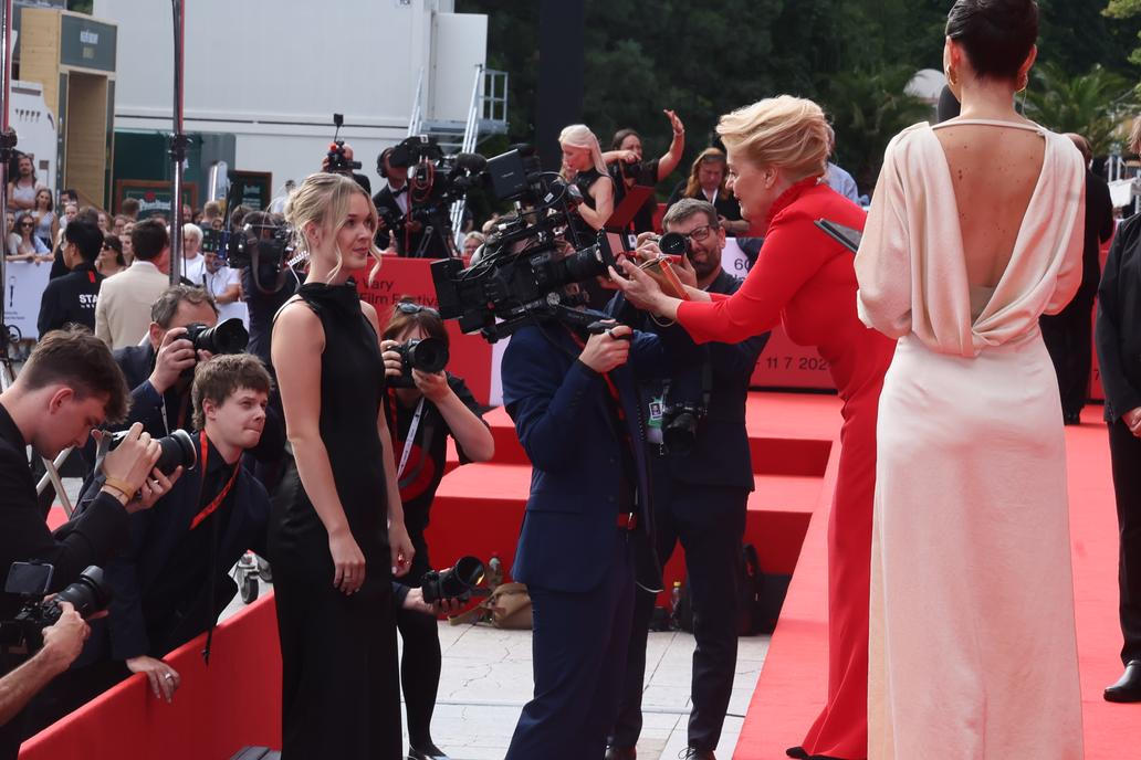 Jubilejní 60. ročník Mezinárodního filmového festivalu v Karlových Varech vyvrcholil slavnostním závěrečným ceremoniálem
