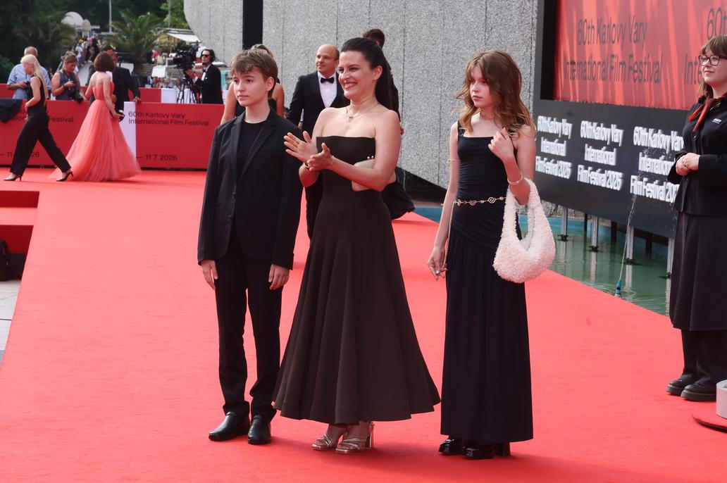 Jubilejní 60. ročník Mezinárodního filmového festivalu v Karlových Varech vyvrcholil slavnostním závěrečným ceremoniálem