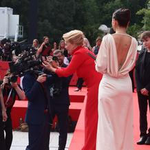 Jubilejní 60. ročník Mezinárodního filmového festivalu v Karlových Varech vyvrcholil slavnostním závěrečným ceremoniálem