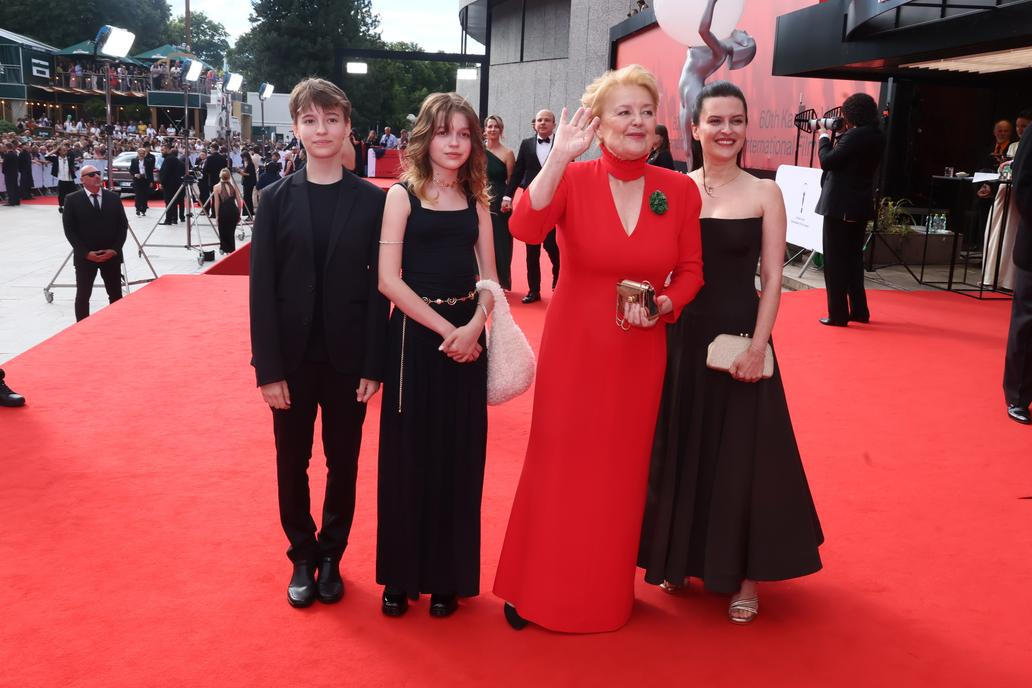 Jubilejní 60. ročník Mezinárodního filmového festivalu v Karlových Varech vyvrcholil slavnostním závěrečným ceremoniálem