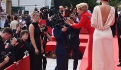 Jubilejní 60. ročník Mezinárodního filmového festivalu v Karlových Varech vyvrcholil slavnostním závěrečným ceremoniálem