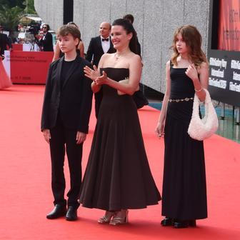 Jubilejní 60. ročník Mezinárodního filmového festivalu v Karlových Varech vyvrcholil slavnostním závěrečným ceremoniálem