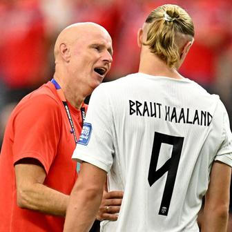 Norský trenér Ståle Solbakken a Erling Haaland na MS 2026