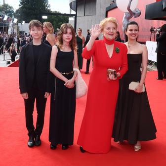 Jubilejní 60. ročník Mezinárodního filmového festivalu v Karlových Varech vyvrcholil slavnostním závěrečným ceremoniálem