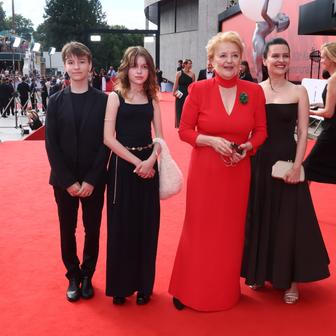 Jubilejní 60. ročník Mezinárodního filmového festivalu v Karlových Varech vyvrcholil slavnostním závěrečným ceremoniálem