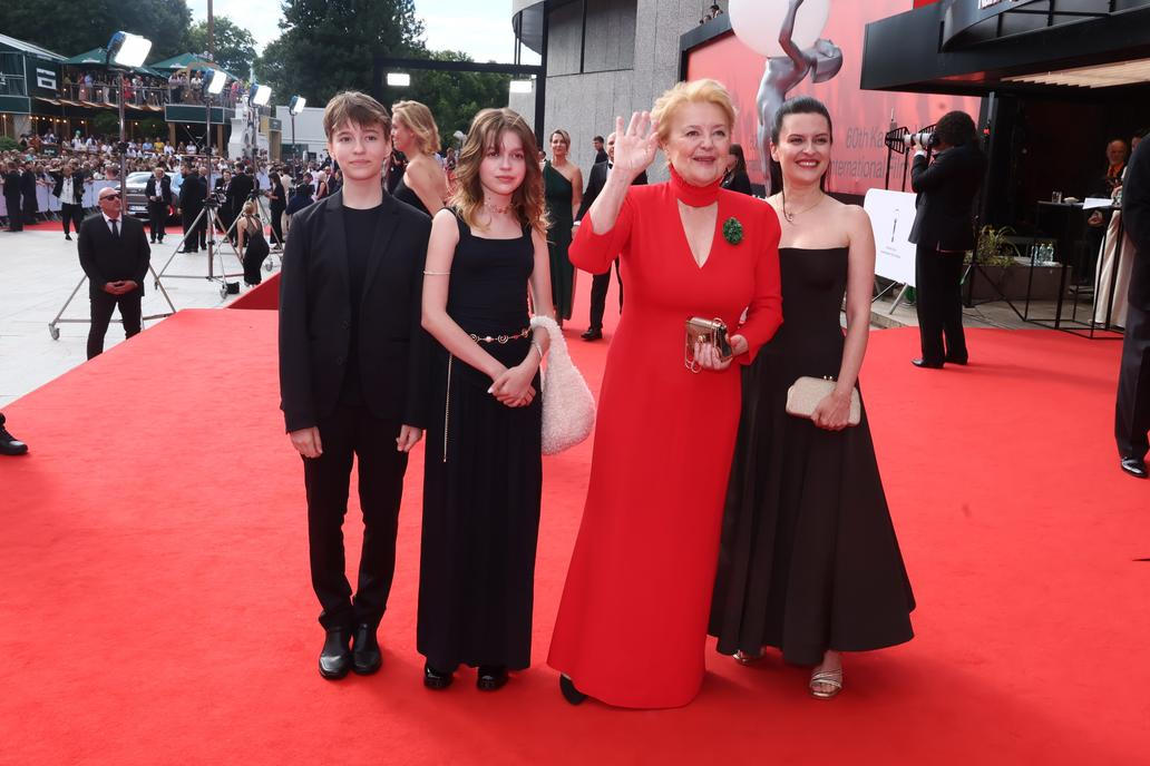 Jubilejní 60. ročník Mezinárodního filmového festivalu v Karlových Varech vyvrcholil slavnostním závěrečným ceremoniálem