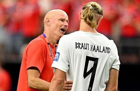 Norský trenér Ståle Solbakken a Erling Haaland na MS 2026