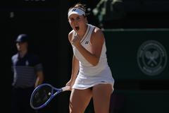 Linda Nosková ve finále Wimbledonu 2026 s Karolínou Muchovou