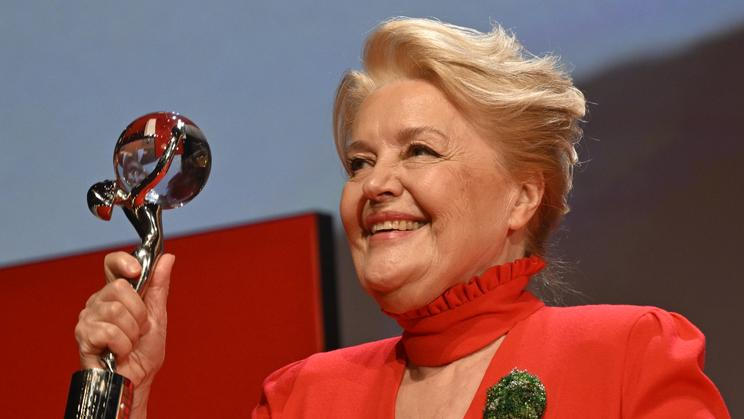 Herečka a diplomatka Magda Vášáryová obdržela na 60. ročníku MFF Karlovy Vary Cenu prezidenta festivalu.