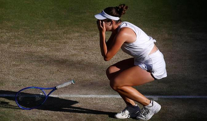 Linda Nosková slaví vítězství ve finále Wimbledonu 2026
