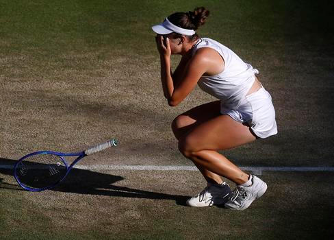 Linda Nosková slaví vítězství ve finále Wimbledonu 2026