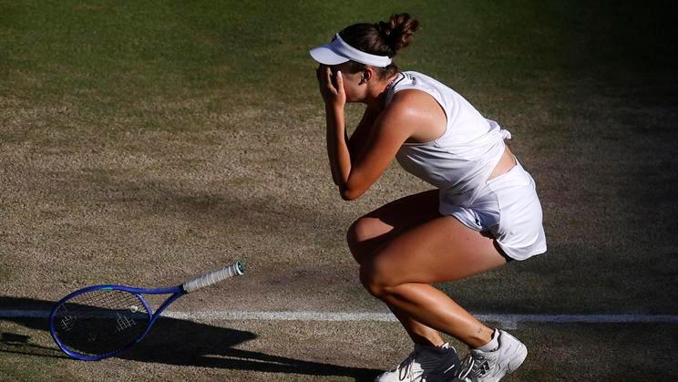 Linda Nosková slaví vítězství ve finále Wimbledonu 2026.