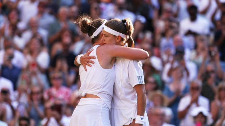 Karolína Muchová a Linda Nosková po finále Wimbledonu 2026