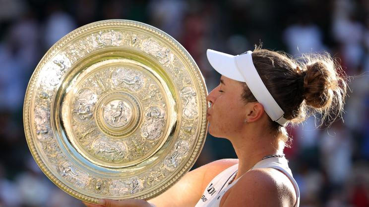 Linda Nosková slaví vítězství ve finále Wimbledonu 2026