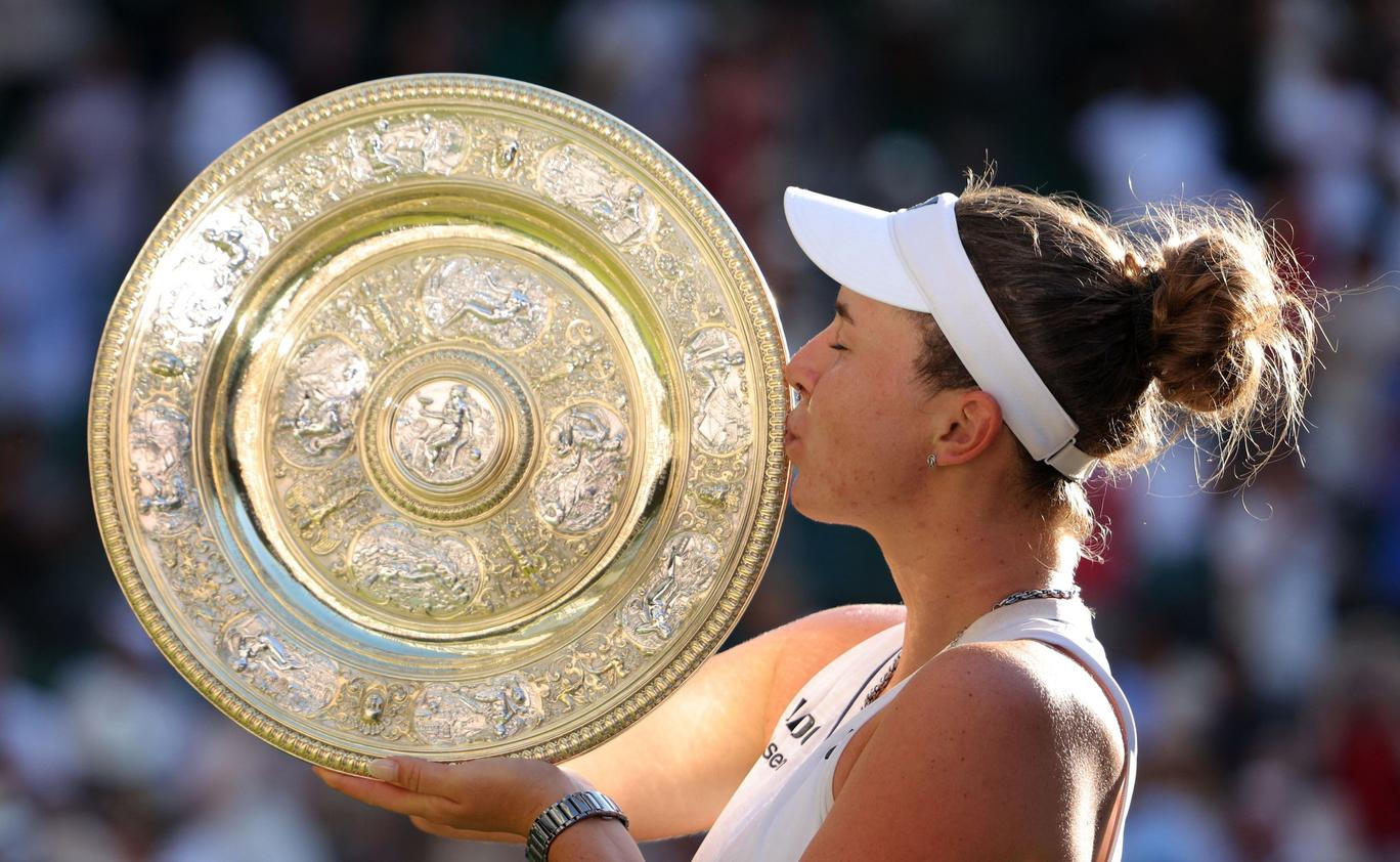 Linda Nosková slaví vítězství ve finále Wimbledonu 2026