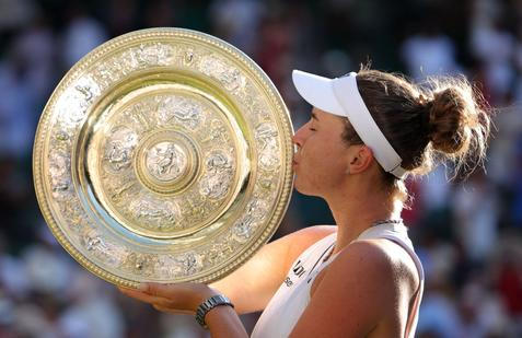 Šťastná Linda Nosková líbá trofej pro vítězku dvouhry na Wimbledonu.