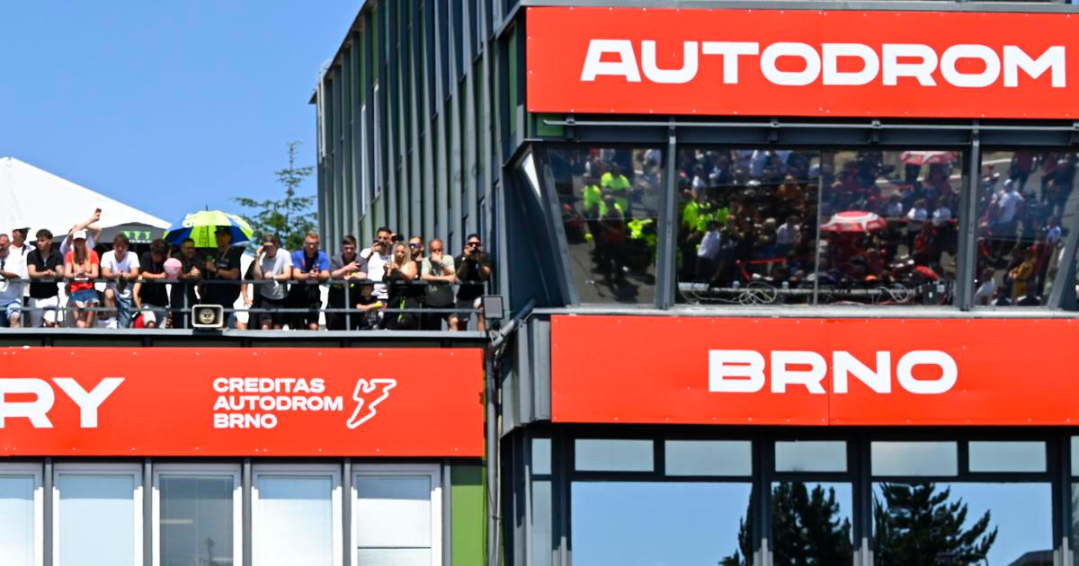 Tragédie v Brně. Při havárii po startu zahynuli dva motocykloví závodníci