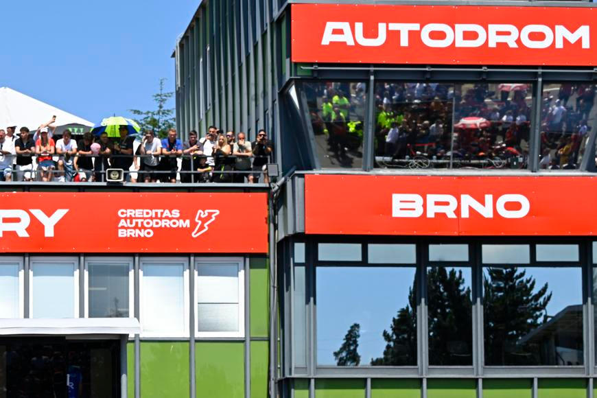 Tragédie v Brně. Při havárii po startu zahynuli dva motocykloví závodníci