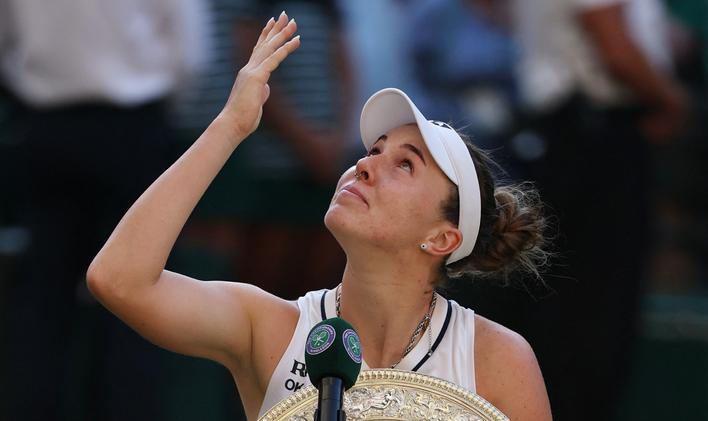 Linda Nosková slaví vítězství ve finále Wimbledonu 2026