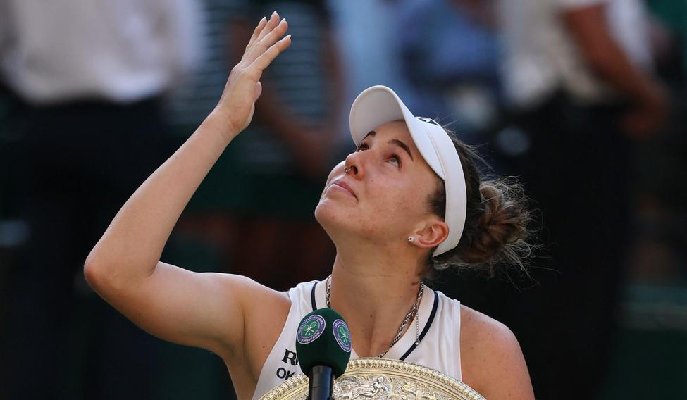 Linda Nosková slaví vítězství ve finále Wimbledonu 2026