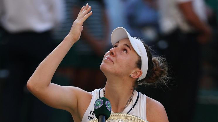 Linda Nosková slaví vítězství ve finále Wimbledonu 2026