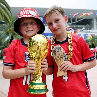 Malí angličtí fanoušci před čtvrtfinále MS 2026 mezi Anglií a Norskem