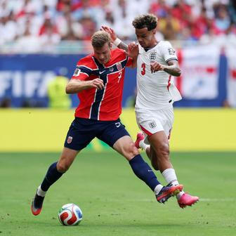 Alexander Sörloth a Nico O'Reilly ve čtvrtfinále MS 2026 Anglie - Norsko