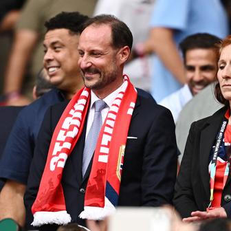 Norský korunní princ Haakon.sleduje čtvrtfinále MS 2026 Anglie - Norsko