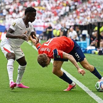 Bukayo Saka a David Möller Wolfe ve čtvrtfinále MS 2026 Anglie - Norsko
