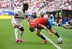 Bukayo Saka a David Möller Wolfe ve čtvrtfinále MS 2026 Anglie - Norsko