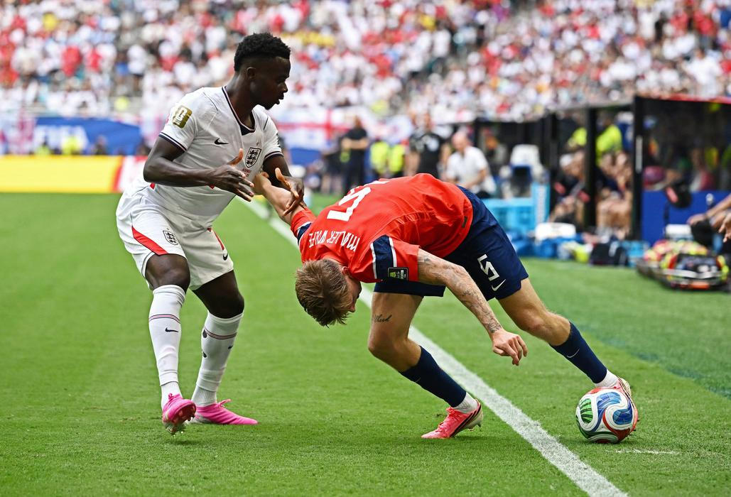 Bukayo Saka a David Möller Wolfe ve čtvrtfinále MS 2026 Anglie - Norsko