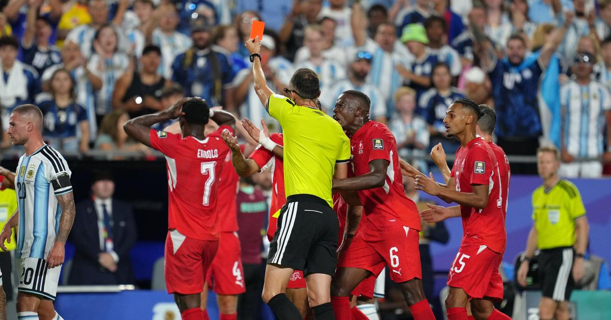 Embolo stupidně zařízl Švýcarsko. Kvůli simulování šel ven, Argentina pak trestala