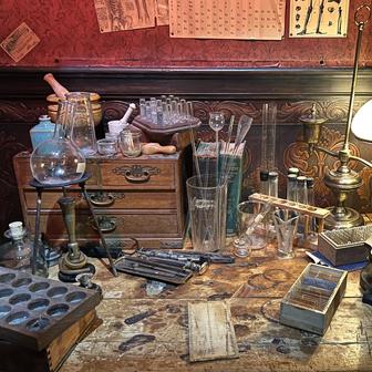Výstava tak připomíná, proč Sherlock Holmes ani po více než 130 letech neztrácí své kouzlo. A také jednu zásadní věc: při hledání pravdy rozhodují důkazy, ne domněnky.
