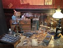 Výstava tak připomíná, proč Sherlock Holmes ani po více než 130 letech neztrácí své kouzlo. A také jednu zásadní věc: při hledání pravdy rozhodují důkazy, ne domněnky.
