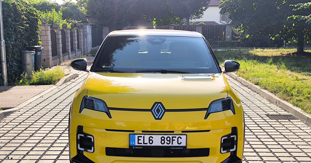 Náprava přišla už po roce: Renault 5 dostal novou funkci, vyzkoušeli jsme ji v praxi