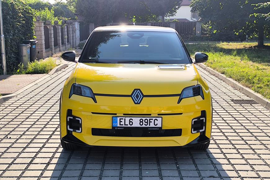 Náprava přišla už po roce: Renault 5 dostal novou funkci, vyzkoušeli jsme ji v praxi