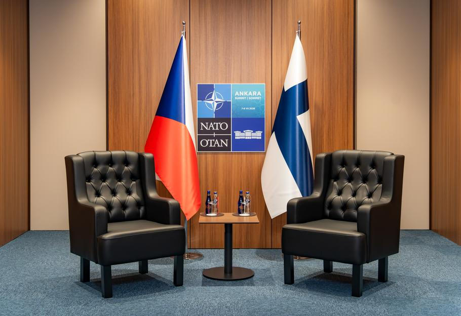 Zatímco prezidentská kancelář ladila program pro hlavu státu, zároveň čekala na podrobnější informace k odletu od ministerstva zahraničí. A ty nepřicházely.