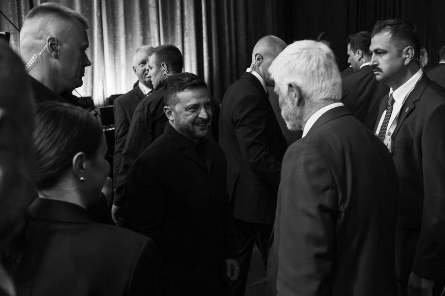 Posléze se prezident přesunul na fórum věnované obrannému průmyslu. Tam potkal svého ukrajinského protějška Volodymyra Zelenského.