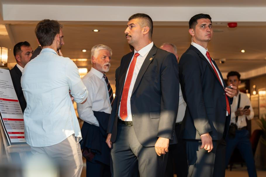 Prezident Pavel zřejmě čekal, zda se Babiš neobjeví v lobby hotelu před neformální večeří. Marně.