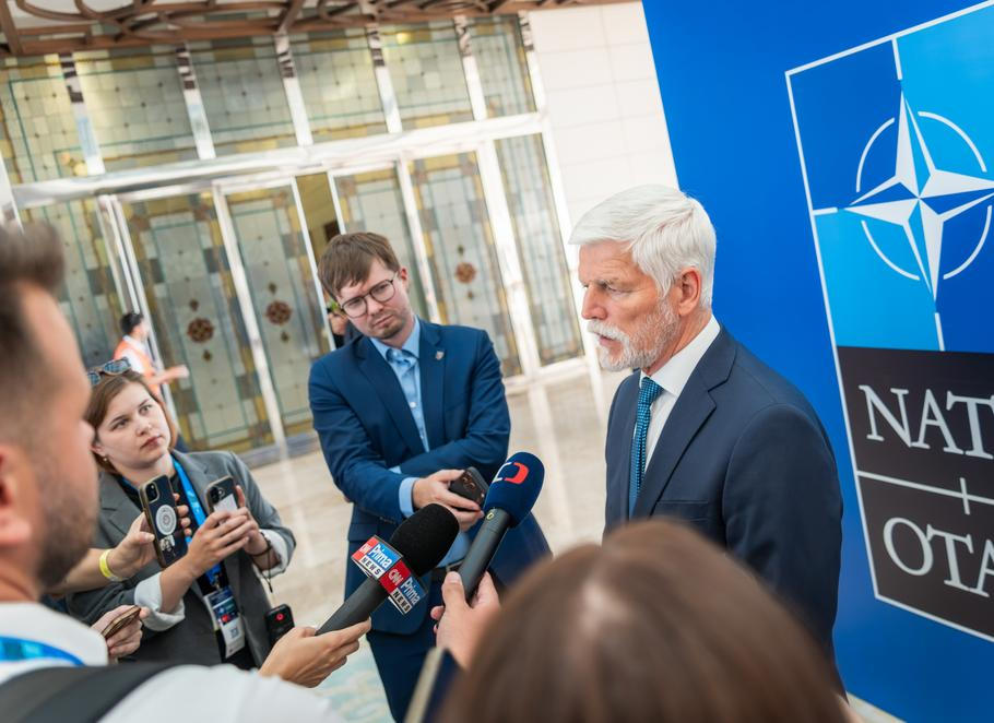 Oba státníci nicméně před odletem stihli tiskovou konferenci, aby zhodnotili svou účast na summitu NATO. Každý trošku po svém.