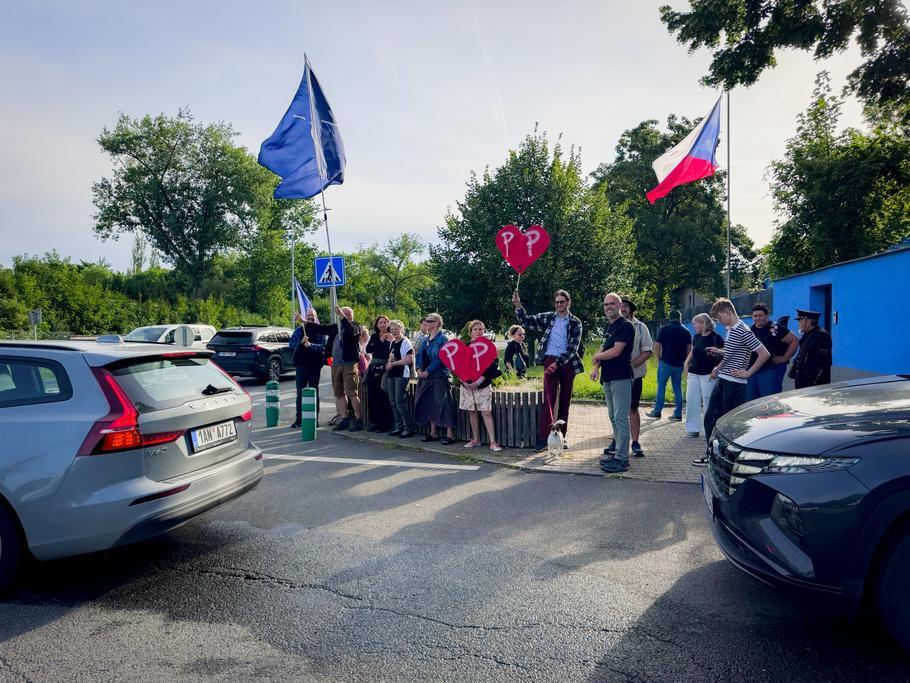 V den odletu stál před vjezdem do vojenského letiště Kbely hlouček podporovatelů prezidenta Pavla.