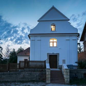 Když Zdeněk Macháček poprvé nahlédl do chátrající kaple ve Vrchovanech, rozhodl se, že ji jednou koupí. 