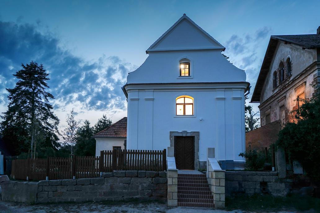 Když Zdeněk Macháček poprvé nahlédl do chátrající kaple ve Vrchovanech, rozhodl se, že ji jednou koupí. 