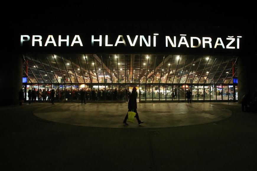 Začíná oprava stropu haly pražského hlavního nádraží, do které zatéká