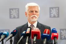 Vláda Andreje Babiše ho v delegaci summitu NATO nechtěla. Nakonec zasáhl Ústavní soud. Tím ale obstrukce zdaleka neskončily.
