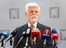 Vláda Andreje Babiše ho v delegaci summitu NATO nechtěla. Nakonec zasáhl Ústavní soud. Tím ale obstrukce zdaleka neskončily.