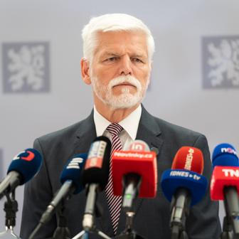 Vláda Andreje Babiše ho v delegaci summitu NATO nechtěla. Nakonec zasáhl Ústavní soud. Tím ale obstrukce zdaleka neskončily.